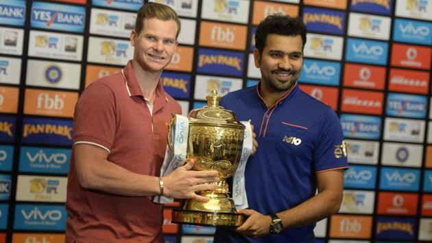 Rising Pune Supergiant captain Steven Smith (L) poses wiith Mumbai Indians captain Rohit Sharma at the trophy presentation on the eve of the 2017 Indian Premier League (IPL) T20 final in Hyderabad.(AFP)