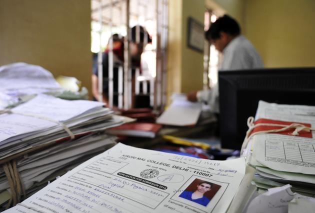 Delhi University has merit based admission and entrance based admissions for specific courses, whereas in universities like Jamia Millia Islamia and Indraprastha, both in Delhi, admissions are widely done on the basis of entrance tests. (Hindustan Times) Delhi University has merit based admission and entrance based admissions for specific courses, whereas in universities like Jamia Millia Islamia and Indraprastha, both in Delhi, admissions are widely done on the basis of entrance tests. (Hindustan Times)