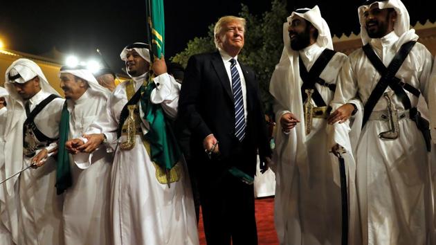 Saudi Arabia's King Salman bin Abdulaziz Al Saud (3rd L) welcomes US President Donald Trump to dance with a sword during a welcome ceremony at Al Murabba Palace in Riyadh, Saudi Arabia.(Reuters Photo)