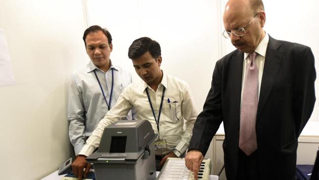 Chief election commission Nasim Zaidi at a live demonstration of EVMs and VVPAT machines in New Delhi India on Saturday.(Sonu Mehta/ HT photo)