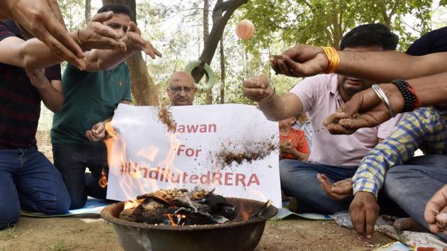 Homebuyers held the ritual after weeks of protest against alleged dilution of RERA draft rules. (Sanjeev Verma/HT Photo) Homebuyers held the ritual after weeks of protest against alleged dilution of RERA draft rules. (Sanjeev Verma/HT Photo)