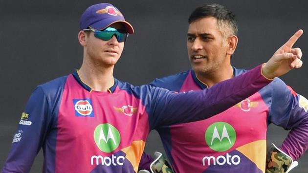 Steve Smith took over the captaincy of Rising Pune Supergiant (RPS) from MS Dhoni at the start of the 2017 Indian Premier League, and though many were expecting clashes, the duo were able to successfully combine their leadership prowess to help RPS reach the IPL-10 final, where they take on Mumbai Indians (MI).(PTI)