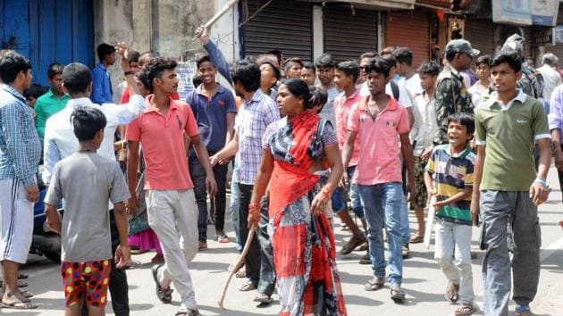 Locals protest lynching of seven people by a mob in Jamshedpur.(Manoj Kumar/HT Photo)