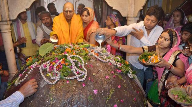 Devotees offer prayers at Kashi Vishwanath temple in Varanasi. (PTI File Photo) Devotees offer prayers at Kashi Vishwanath temple in Varanasi. (PTI File Photo)