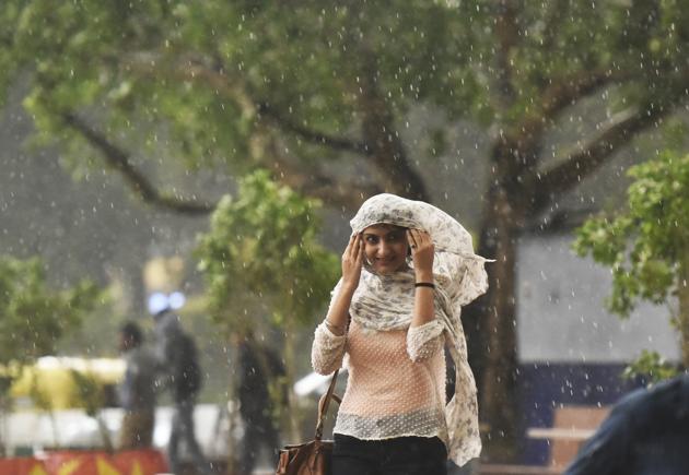 There would be partly cloudy sky on Sunday with possibility of thunderstorm and rain,’ an official of the India Meteorological Department (IMD) had said earlier. (Ravi Choudhary/HT PHOTO) There would be partly cloudy sky on Sunday with possibility of thunderstorm and rain,’ an official of the India Meteorological Department (IMD) had said earlier. (Ravi Choudhary/HT PHOTO)