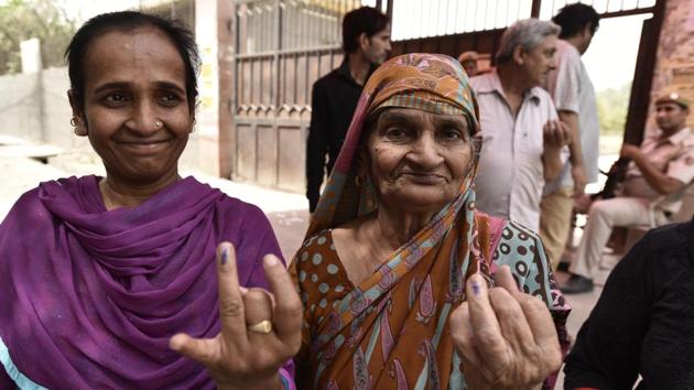 Voters show their inked finger after casting their vote in Sarai Pipal Thala ward of North Delhi Municipal Corporation (NDMC) on Sunday. (Burhaan Kinu/HT PHOTO) Voters show their inked finger after casting their vote in Sarai Pipal Thala ward of North Delhi Municipal Corporation (NDMC) on Sunday. (Burhaan Kinu/HT PHOTO)