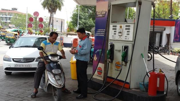 The ‘no helmet, no petrol’ drive got a mixed response on its first day.(HT Photo)