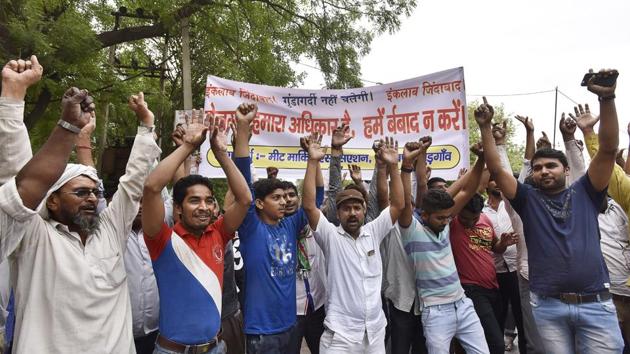 Members of the Jacobpura meat market association demonstrated outside the Mini Secretariat in Gurgaon. (Sanjeev Verma/HT Photo) Members of the Jacobpura meat market association demonstrated outside the Mini Secretariat in Gurgaon. (Sanjeev Verma/HT Photo)