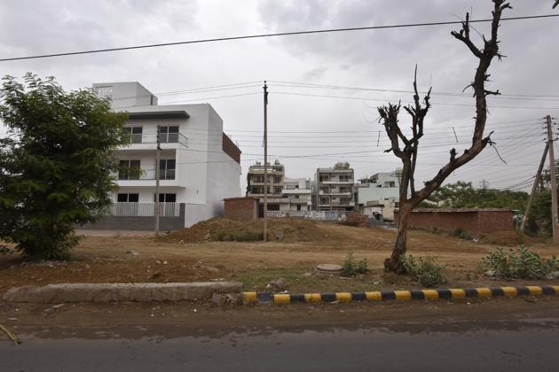 There have been several thefts of car tyres, gas cylinders, air conditioners and other items in the area, according to residents. (Sanjeev Verma/HT Photo) There have been several thefts of car tyres, gas cylinders, air conditioners and other items in the area, according to residents. (Sanjeev Verma/HT Photo)
