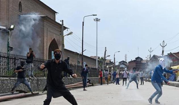 Kashmiri protestors throw stones towards Indian government forces during clashes outside Jamia Masjid in Srinagar. Top foreign investors in India have flagged the Kashmir unrest as risk to their investments in the country.(AFP) Kashmiri protestors throw stones towards Indian government forces during clashes outside Jamia Masjid in Srinagar. Top foreign investors in India have flagged the Kashmir unrest as risk to their investments in the country.(AFP)