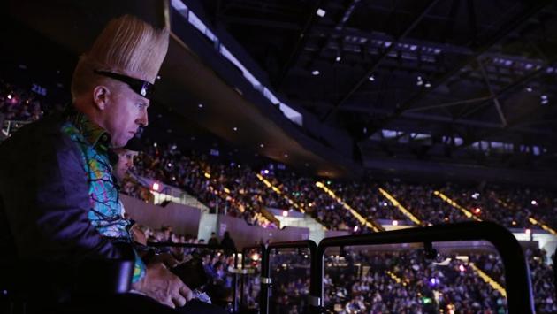 Clown Bello Nock watches a show on the last day . (Lucas Jackson / REUTERS)