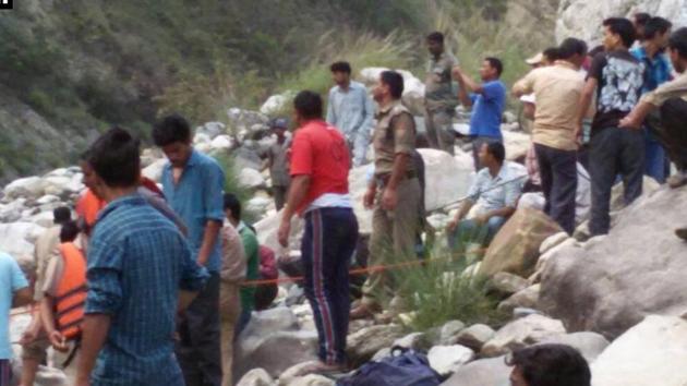 Rescue personnel and locals during the search operation after the accident in Uttarkashmi. (ANI Twitter) Rescue personnel and locals during the search operation after the accident in Uttarkashmi. (ANI Twitter)