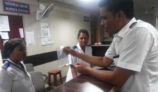 Cooper hospital staff displays the gold pieces Mohamed Faheem passed on Monday. (HT) Cooper hospital staff displays the gold pieces Mohamed Faheem passed on Monday. (HT)