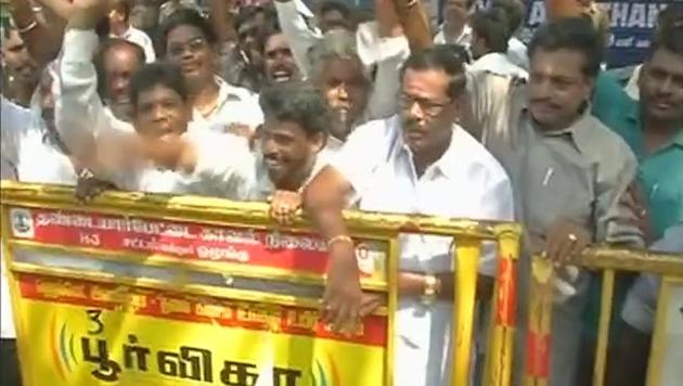 Police have stepped up vigil across Chennai and Tamil Nadu following tensions, after many Tamil groups came out strongly against Rajinikanth, advising him to stick to films.(ANI Photo) Police have stepped up vigil across Chennai and Tamil Nadu following tensions, after many Tamil groups came out strongly against Rajinikanth, advising him to stick to films.(ANI Photo)