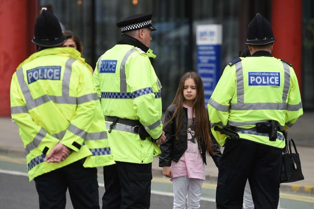 Police talk to people affected by the deadly terror attack at Manchester Arena in Manchester. (Oli SCARFF / AFP Photo)