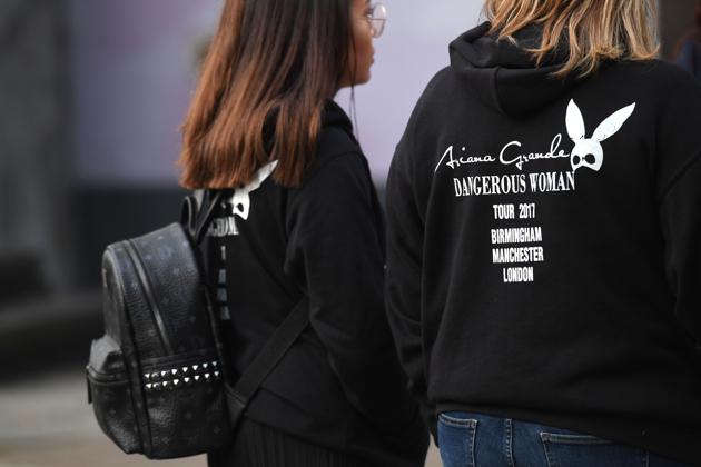 Fans of US singer Ariana Grande speak to members of the press in Manchester. (Paul ELLIS / AFP Photo)