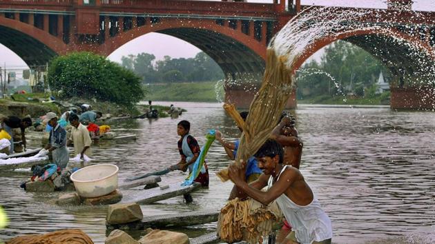 Washermen wash clothes on the banks of the river Gomti in Lucknow. Over 1,000 families work in Lucknow's Dhobi Ghats situated on the banks of the river. A tributary of the Ganga River, the Gomti extends 960 kilometres through Uttar Pradesh and meets the Ganges River near Saidpur, Kaithi in Varanasi district. (AP)