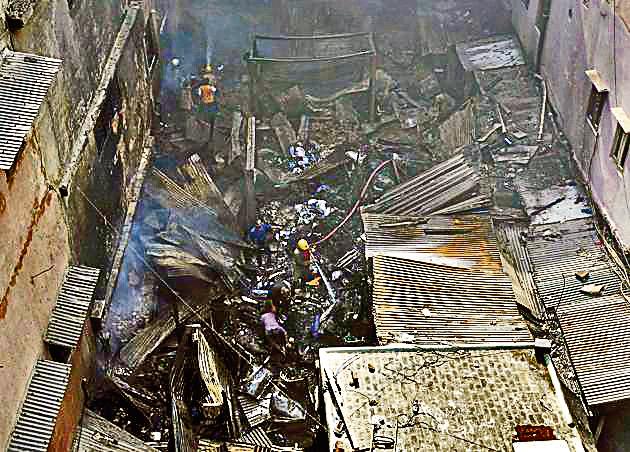 A major fire broke out in a cloth shop in Moti Bazar of Chandni Chowk.No injuries or casualties have been reported. The cause of fire is suspected to be a short-circuit. (Arun Sharma/HT PHOTO) A major fire broke out in a cloth shop in Moti Bazar of Chandni Chowk.No injuries or casualties have been reported. The cause of fire is suspected to be a short-circuit. (Arun Sharma/HT PHOTO)