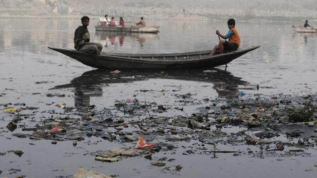 The CAG report also revealed that the vehicular population in Lucknow was over twice of that of Varanasi, which contributed to higher air pollutant levels in the state capital. It said the Uttar Pradesh Pollution Control Board’s monitoring of air pollution is ‘inadequate’. (Dheeraj Dhawan/HT Photo)