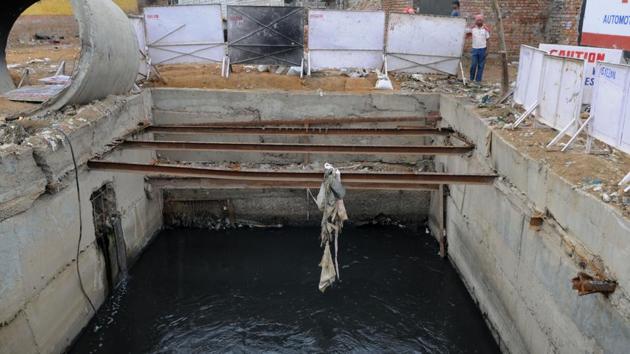 Huda is to widen the Khandsa Drain to drain rainwater so that waterlogging does not take place at Hero Honda Chowk. (Parveen Kumar/HT Photo) Huda is to widen the Khandsa Drain to drain rainwater so that waterlogging does not take place at Hero Honda Chowk. (Parveen Kumar/HT Photo)
