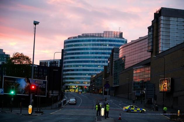 The sun rises as police stand guard outside the Manchester Arena in Manchester, Britain May 23, 2017. (Andrew yates/REUTERS)