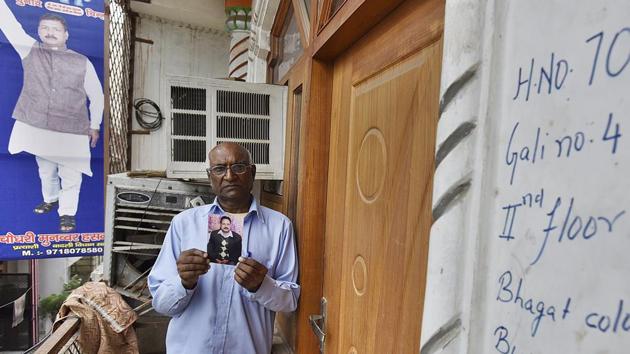 A man holds the photo of BSP leader Munawwar Hassan's photo outside the room he was found murdered on Saturday at Bhagat Colony, Burari. Hassan’s five family members were also killed. The bodies of his wife and two daughters were recovered from Meerut on Tuesday. (Raj K Raj/HT Photo) A man holds the photo of BSP leader Munawwar Hassan's photo outside the room he was found murdered on Saturday at Bhagat Colony, Burari. Hassan’s five family members were also killed. The bodies of his wife and two daughters were recovered from Meerut on Tuesday. (Raj K Raj/HT Photo)