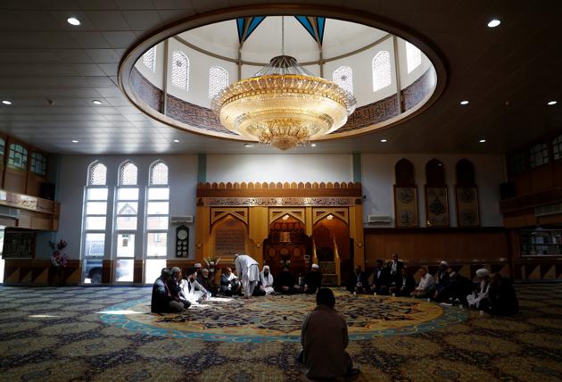 Muslim men pray for victims of the attack at Manchester Arena at a mosque in Manchester, Britain May 23, 2017. (Peter Nicholls/REUTERS)