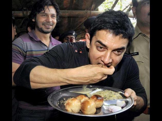 Bollywood star Aamir relishing litti-choka during his Patna visit in 2012(File photo)