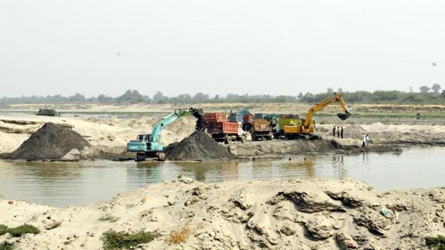 Uttar Pradesh government had received Rs 1500 crore revenue from mining in 2016-2017. (HT File Photo) Uttar Pradesh government had received Rs 1500 crore revenue from mining in 2016-2017. (HT File Photo)