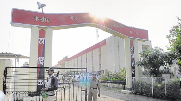 File photo of the Bhopal central jail where 21 suspected members of the banned Students Islamic Movement of India (SIMI) are being held.(HT PHOTO)