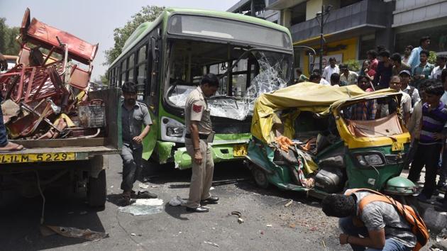 The accident took place outside the Azadpur Metro station where a few e-rickshaws and auto-rickshaws were parked on the roadside. (Sushil Kumar/HT PHOTO) The accident took place outside the Azadpur Metro station where a few e-rickshaws and auto-rickshaws were parked on the roadside. (Sushil Kumar/HT PHOTO)