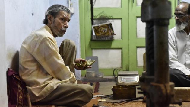 Although Waarisi's handcrafted objects are exported globally, but he himself has never travelled abroad. He also trains apprentices and when they are ready, helps them set up their own workshops. (Burhaan Kinu/HT PHOTO)