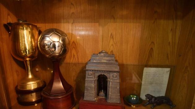 A showcase with replicas of some of the sporting trophies Mohammad Alam Waarisi has crafted over the years. In his six decade-long career he has crafted trophies for the Reliance Cricket World Cup (1987), the Jawaharlal Nehru Cricket Cup (1989), the Sheikh Mohammad Football Cup in the UAE, and the Vince Lombardi Baseball Trophy in the US. (Burhaan Kinu/HT PHOTO)