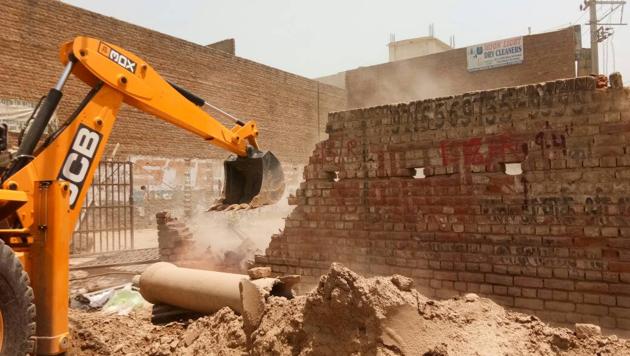 On the directions of MCG joint commissioner Anu Sheokand, the enforcement team from the MCG conducted the anti-encroachment drive in the presence of police.(HT PHOTO) On the directions of MCG joint commissioner Anu Sheokand, the enforcement team from the MCG conducted the anti-encroachment drive in the presence of police.(HT PHOTO)