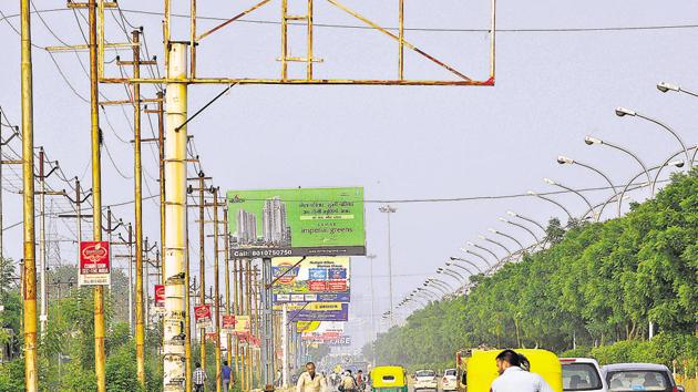 Instead of advertisements announcing their projects, builders who have not paid their dues to the Noida authority could find their names on hoardings along Noida’s roads. (Sunil Ghosh/HT Representative Photo) Instead of advertisements announcing their projects, builders who have not paid their dues to the Noida authority could find their names on hoardings along Noida’s roads. (Sunil Ghosh/HT Representative Photo)