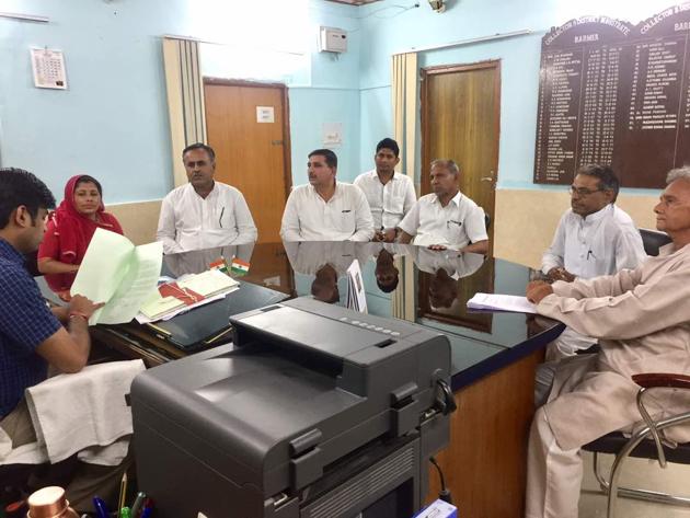 A Congress delegation with Barmer district collector. (HT Photo.) A Congress delegation with Barmer district collector. (HT Photo.)