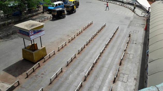 Autorickshaw stands remain deserted on account of the strike. (Praful Gangurde/HT) Autorickshaw stands remain deserted on account of the strike. (Praful Gangurde/HT)