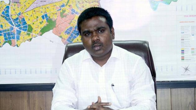 IAS officer P. Velarasu took charge as chief of the Kalyan-Dombivli Municipal Commissioner on Thursday. (HT) IAS officer P. Velarasu took charge as chief of the Kalyan-Dombivli Municipal Commissioner on Thursday. (HT)