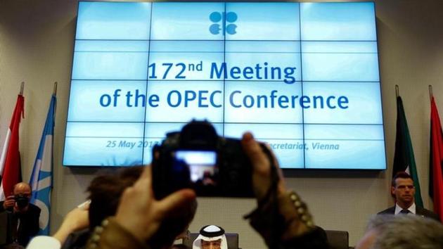 OPEC President Saudi Arabia's Energy Minister Khalid al-Falih talks to journalists before the beginning of a meeting of the Organization of the Petroleum Exporting Countries (OPEC) in Vienna, Austria, May 25, 2017. (Reuters photo) OPEC President Saudi Arabia's Energy Minister Khalid al-Falih talks to journalists before the beginning of a meeting of the Organization of the Petroleum Exporting Countries (OPEC) in Vienna, Austria, May 25, 2017. (Reuters photo)