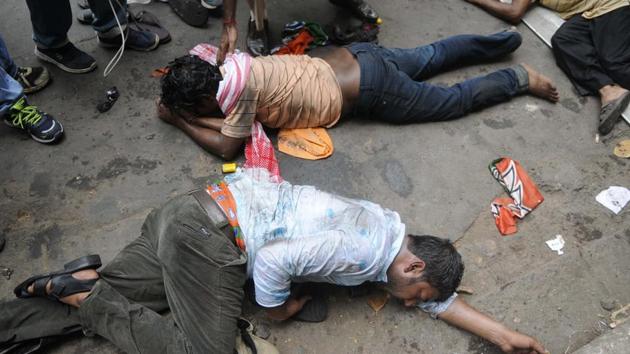 Injured BJP supporters on Brabourne Road in central Kolkata on Thursday. (Samir Jana/HT PHOTO) Injured BJP supporters on Brabourne Road in central Kolkata on Thursday. (Samir Jana/HT PHOTO)
