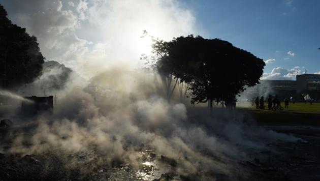 Demonstrators set fire to a chemical bathroom during the ‘Occupy Brasilia’ protest . (EVARISTO SA / AFP) Demonstrators set fire to a chemical bathroom during the ‘Occupy Brasilia’ protest . (EVARISTO SA / AFP)
