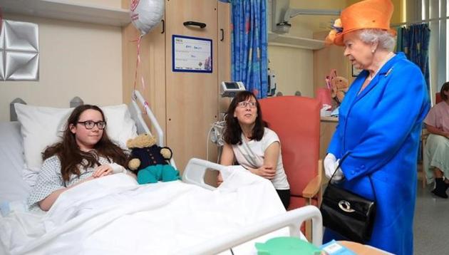 Britain's Queen Elizabeth speaks to Amy Barlow, 12, from Rawtenstall, Lancashire, and her mother, Kathy during a visit to the Royal Manchester Children's Hospital in Manchester, Britain May 25, 2017. (Reuters Photo) Britain's Queen Elizabeth speaks to Amy Barlow, 12, from Rawtenstall, Lancashire, and her mother, Kathy during a visit to the Royal Manchester Children's Hospital in Manchester, Britain May 25, 2017. (Reuters Photo)