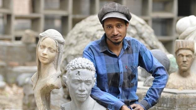 Mandeep Singh is a native of Khera village near Mohali in Punjab is an immensely talented sculptor who can breathe life into inanimate objects. (HT Photo)