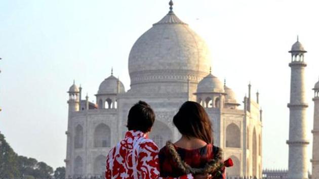 A couple near the historic Taj Mahal in Agra.(PTI File Photo)