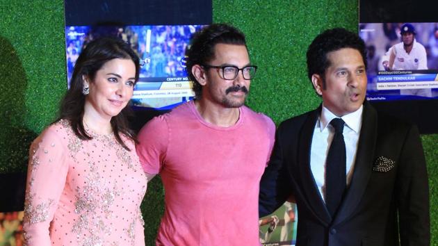 Bollywood superstar Aamir khan pose for a photograph with Sachin Tendulkar and wife Anjali. (prodip guha)