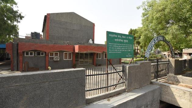 Those who do not have such space at the venue and where vehicles are parked on roads, will be told to find alternative sites and alert their staff in advance to ensure that traffic congestion due to roadside parking does not take place. (Virendra Singh Gosain/HT PHOTO) Those who do not have such space at the venue and where vehicles are parked on roads, will be told to find alternative sites and alert their staff in advance to ensure that traffic congestion due to roadside parking does not take place. (Virendra Singh Gosain/HT PHOTO)