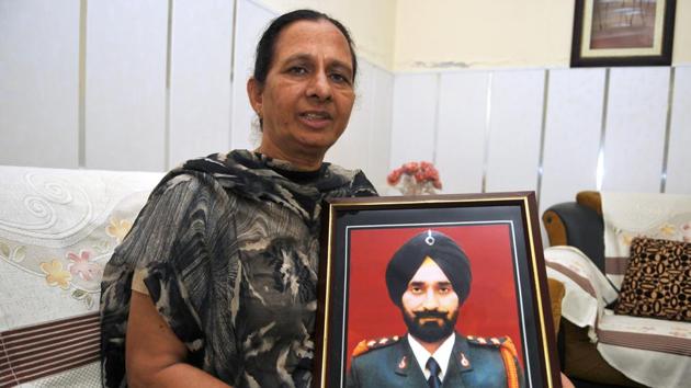 Joginder Kaur with the portrait of her husband late Lt Joga Singh at Jalandhar Cantonment on Wednesday.. Pardeep Pandit/HT Photo (Pardeep Pandit/HT Photo) Joginder Kaur with the portrait of her husband late Lt Joga Singh at Jalandhar Cantonment on Wednesday.. Pardeep Pandit/HT Photo (Pardeep Pandit/HT Photo)