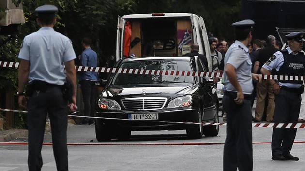 Police secure the area around the car of former Greek prime minister and former central bank chief Lucas Papademos following the detonation of an envelope injuring him and his driver, in Athens, Greece, May 25, 2017. (REUTERS Photo) Police secure the area around the car of former Greek prime minister and former central bank chief Lucas Papademos following the detonation of an envelope injuring him and his driver, in Athens, Greece, May 25, 2017. (REUTERS Photo)