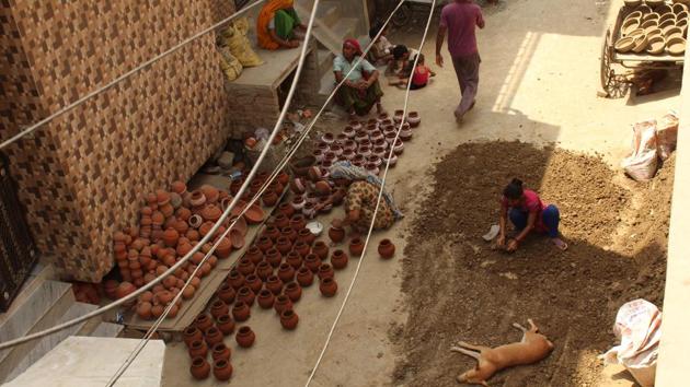 Facing tough competition from other alternative industries like the plastics industry, the pottery business is losing its market presence. (GEETIKA VARSHNEY/HT PHOTO) 