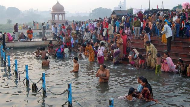 A new CAG report has said the Gomti river in Lucknow is more polluted than the Ganga in Varanasi.(HT)